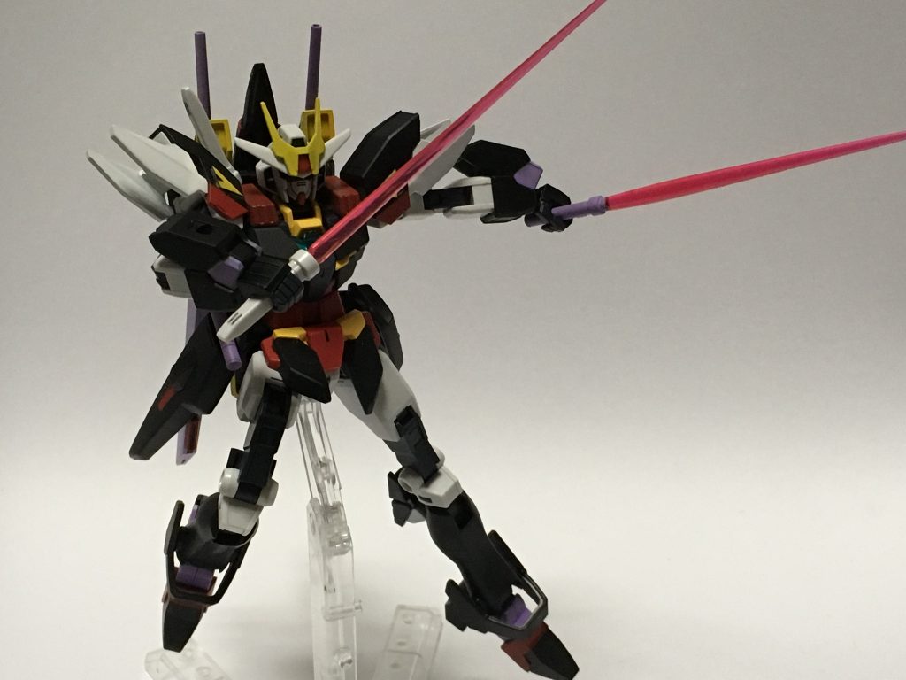 近接武装のビームサーベルは、コアガンダムのバックパックにマウントされている2本と腰部サイドアーマーのヴァジュラビームサーベル2本の合計4本装備。