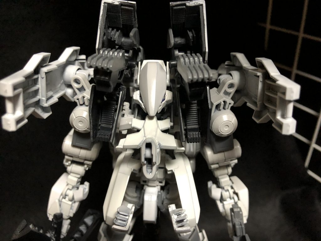 ＊3
[カレント･ウェーブ発生装置及びカレント･ウォールについて]

本機の特徴的なシルエットを形成する、胸部に大小併せ4基装備されたボックス状の装着。
エイハブ･ウェーブの重力コントロール作用を利用、フィンを全面へ展開することで正面からの射撃による攻撃を“受け止める”ことが可能な他、起動中に限り機体重量の軽減が可能な装置

‪上記↑カレント･ウォール発生装置以外にも、それをスケールダウンさせた同様の装置が各所に配置、起動中に限り機体周辺の重量を軽減、それにより各装甲の最低限の排除･軽量化の他、脚部を大胆に簡略化など
パイロットへの対Ｇ効果はツインリアクター機以上
（これらをカレント技術と呼称）

■バックパックは一般機への搭載も可だが、技術漏洩防止の為に搭載禁止■