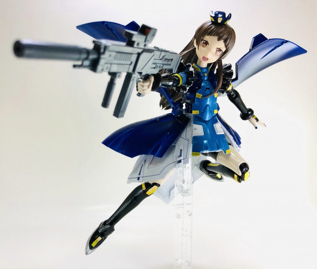 スカート部は二重構造になっており、特に後ろのスカートアーマーはボールジョイントで大きく可動させられます。
スタンドを使えば種ポーズ的なディスプレイも可能。種ポーズをキメるサイバーポリスアンドロイドって何だよ。
ちなみにモビルドールサラはHG∀ガンダム用の月光蝶エフェクトユニットを装備することが可能で、「虹蝶々エフェクトでSSR!」というミリシタっぽい遊びをしたかったのですが、冷静に月光蝶エフェクトが手に入らなかったので没になりました。