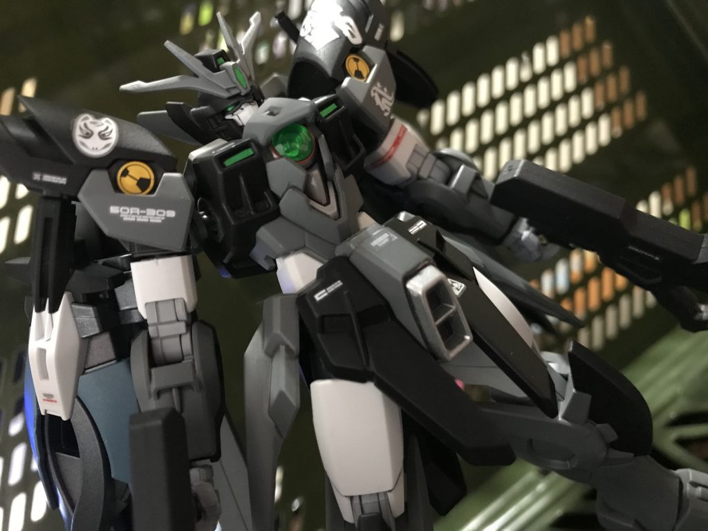 肩に狐のパーソナルマーク
特殊戦技教導隊の出身である意味。
連邦軍がジオンのNT戦略、サイコミュ技術の進歩に対し、身体能力、MSの操作技術の向上、戦略級MSの建造を目的とし密かに設立、運用されていた「特殊戦技教導隊」である。