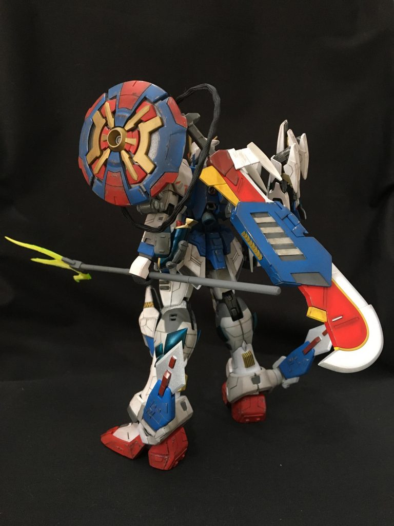 タウヤーは、ウェポンラックをプラ板で作製して背中に懸下させました。このウェポンラックは、取り外し可能でノーマルのランドセルに戻せます。