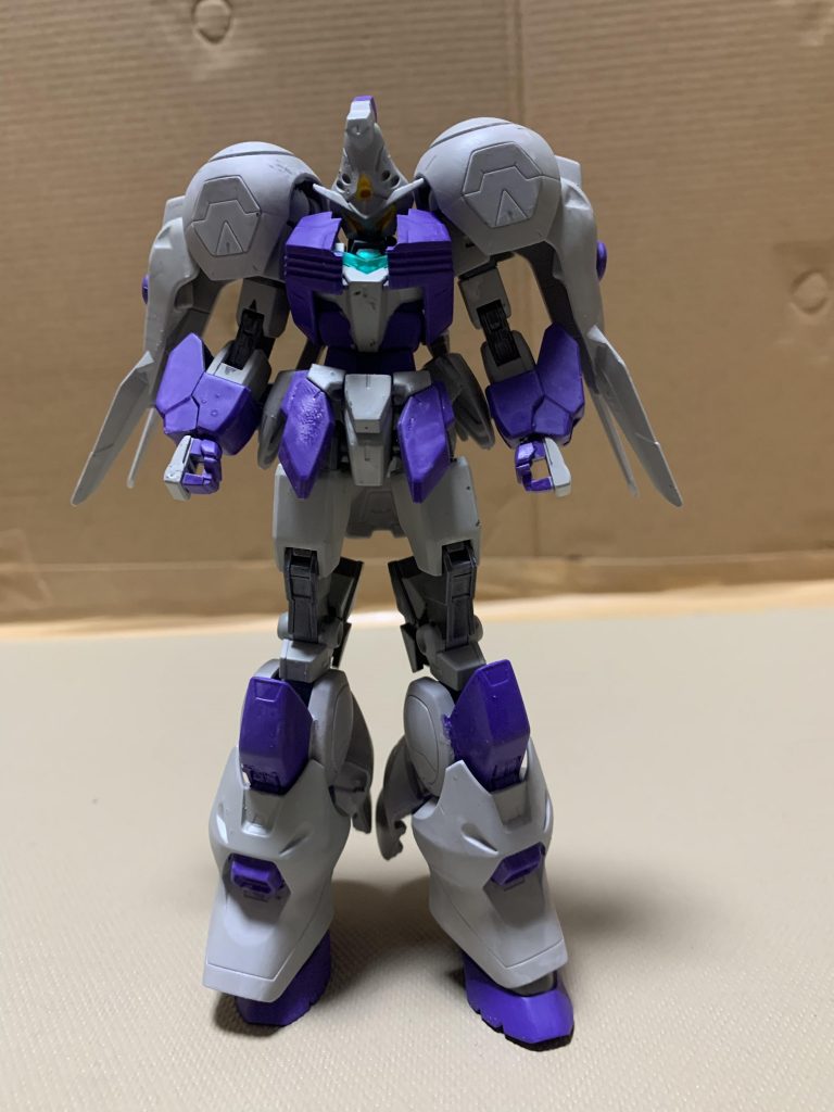 胴体部分は後ろがわをランナーの切れ端で繋げているだけで、触ってるとグラつきます。