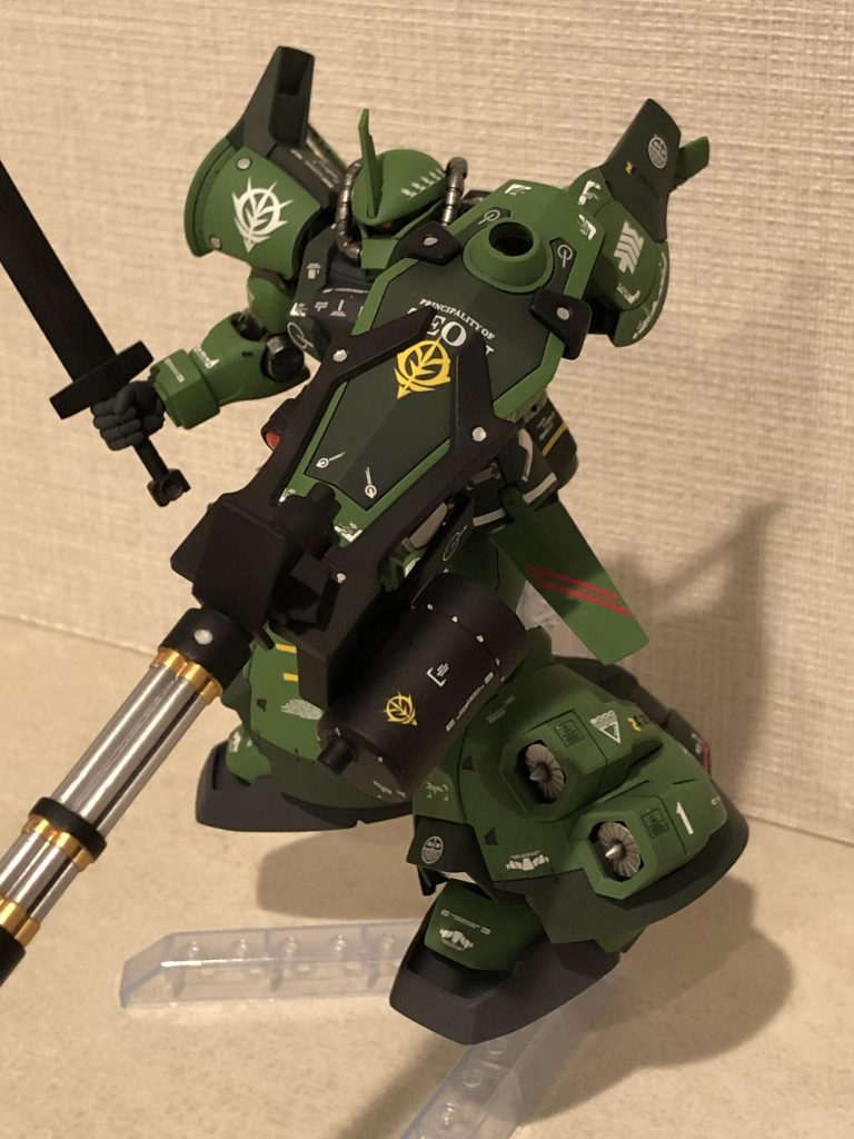 左上側から。ガトリングシールドを構えてヒートサーベルを手持ちにしました。砲身をシルバーとゴールドで塗り分けました。アクセントで細かい部分を筆塗りしました。サーベルの熱表現をしたいのですがやり方が分かりません😭どなたか教えて下さい😭お願い致します🙇♂️