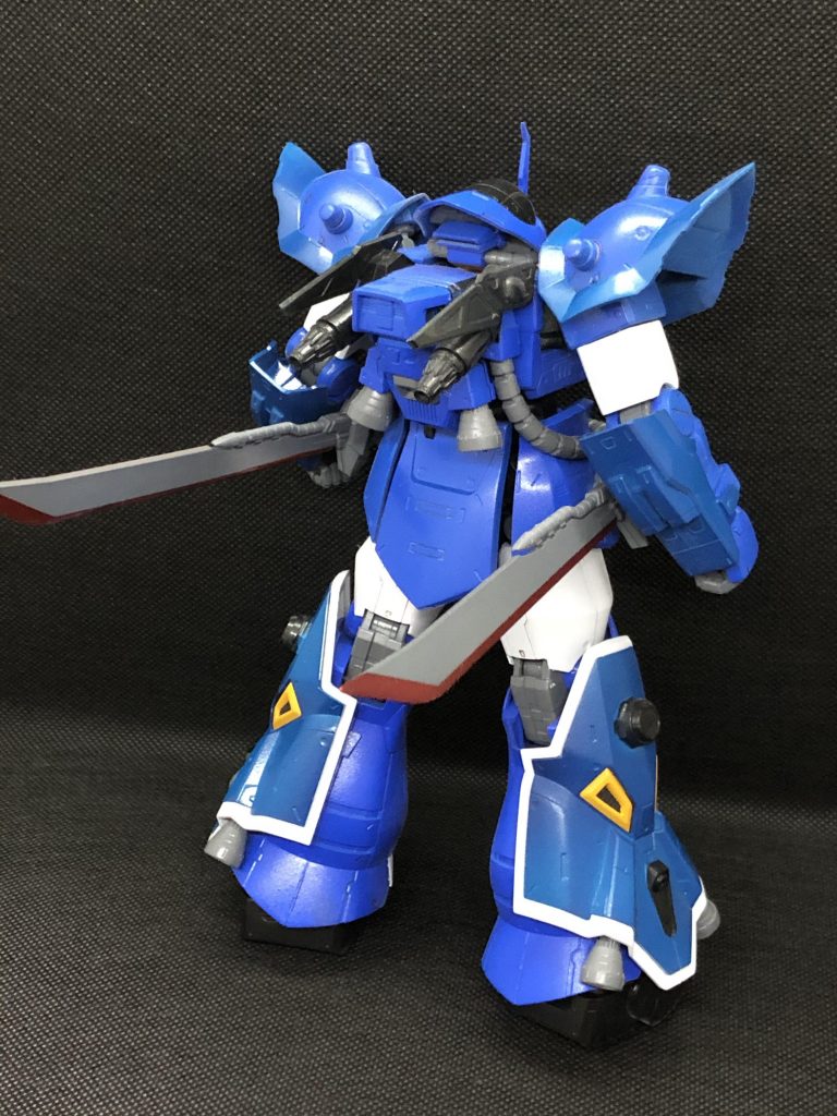 まずはバックです。
ヒートソードを腰にマウントし、背中にブースターを増設しました。
また肩のニードルをカットしパテで整形しました