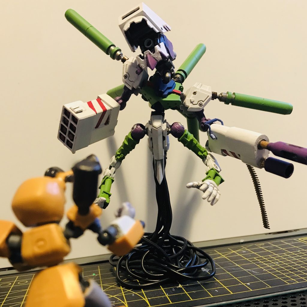 合意と見てよろしいですね。
ロボトルぅー、ファイトぉー!
vs メタビー
作り始めた時はまさかこのツーショットが出来るとは夢にも思いませんでした(^^)
感謝感謝♪
ちなみにビーストマスターは頭が前のめりなのと、大きくのけぞるようにポーズをするので、Gフレームの足首の関節を移植して可動域と位置を調整してます。