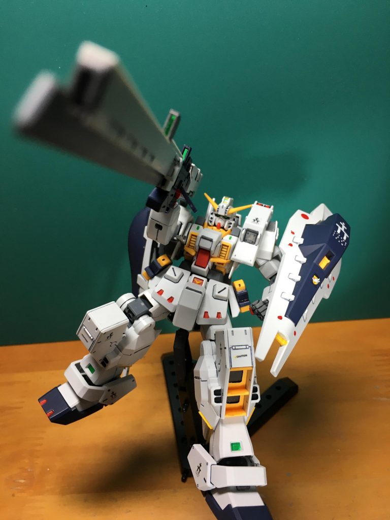 　ウインチキャノンとロング・ブレード・ライフルを装備して。右肩にアームを付けて専用持ち手で保持させると全く自由度無くなるんですね…。