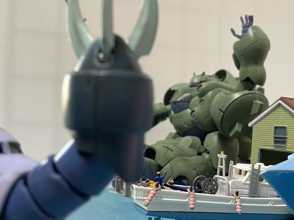 グシオン「おかえり〜」
手を振り合う2体(逆ショット)
おまけに船上の親父も手を振る