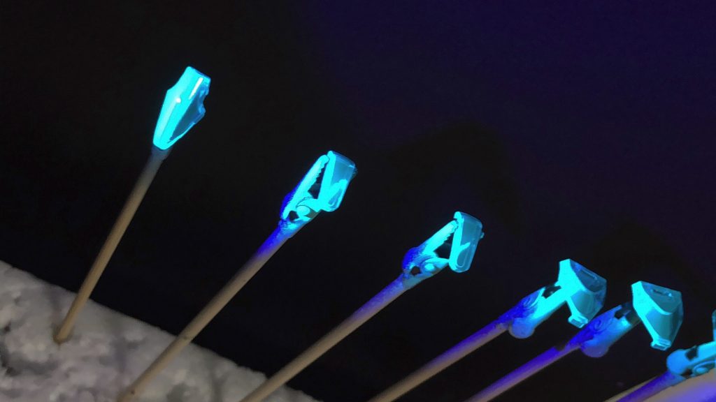 全身に渡って点在するフォトン発光部分には、全て蛍光クリアカラーでの塗装を施しました。
また、
クリアパーツが用意されてない部分
(元キットではシール処理扱い)には、
塗装後にUVクリアレジンを塗り、
厚みをつけてクリアパーツ風に仕上げました。