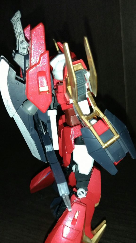 肩に埋め込んだビルドストライクの肩ブースターです
また、背中にはマーズの武装もあります