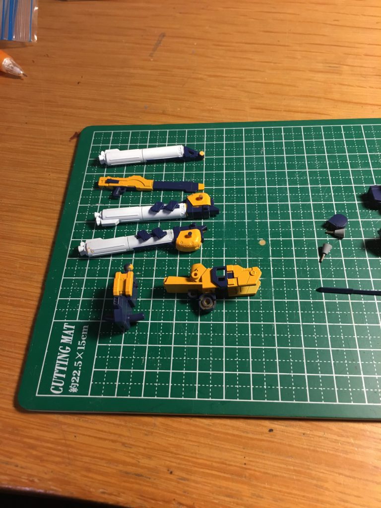 マスキングの様子です。特に脚部は3色に塗り分けたため三段階のマスキングを行いました。