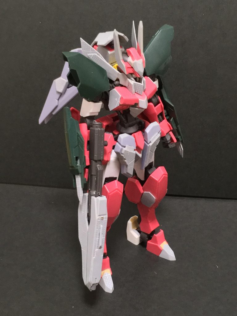 塗装前。
HGフラウロスをベースに
・HG レギンレイズジュリア
・HG AGE-2マグナム SV.ver
のパーツを加えて作成しています。
今回は機体の重量とバランスを鑑みて、パテの使用は足首より下のみになっています。そのため、スタンドなしでも大分安定してい*ました。*(バックパックの重量で結局転びやすくなりました…笑)
フラウロスの雰囲気を払拭するため、機体の中心線上をはじめ各部を鋭角的に改修しています。