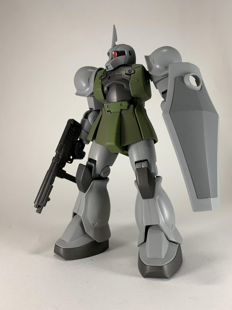 立ち姿ゲームによりデザインはいろいろと異なりますが、胸部が特徴的であったガンダムバーサスのものが作りたかったのでHGUCのザクⅠスナイパーとザクⅠのパーツを合わせて作成しました。