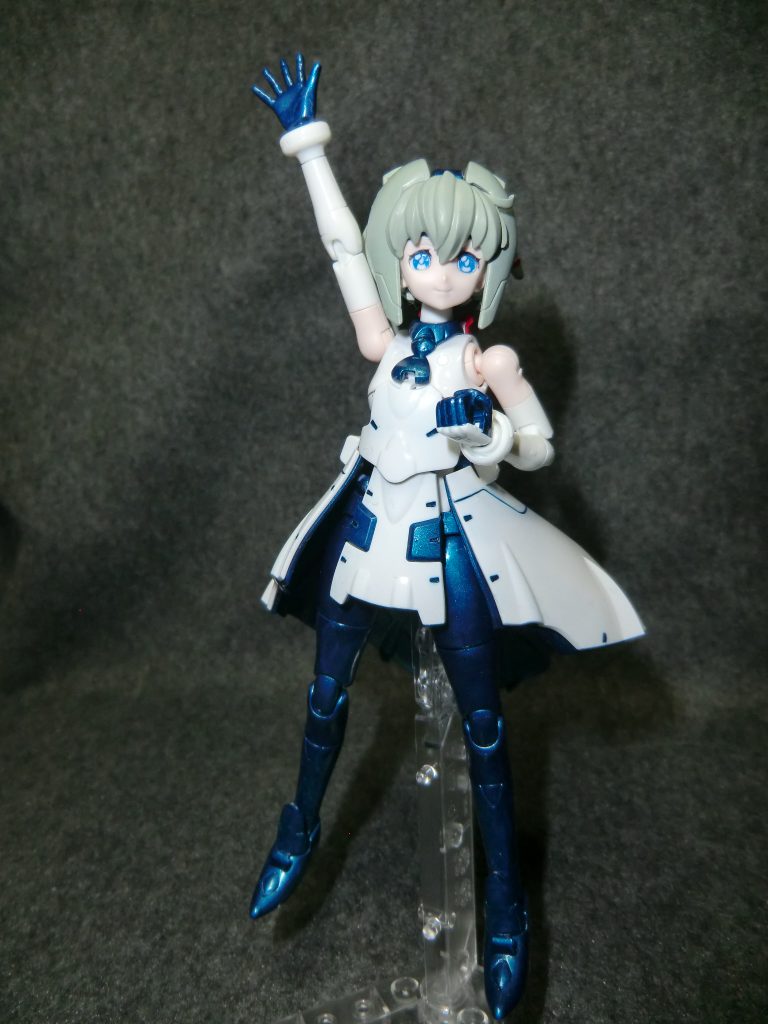 成型色の紫の部分をＴ社のX-13メタリックブルーで塗装しています。