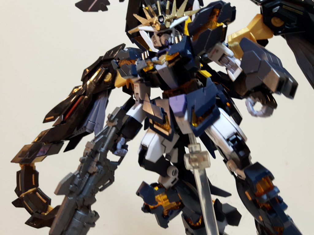 腰周りも全てバンシィノルンのアーマーがつくように加工してます。肩アーマーもそのままだと入らないのでコアガンダムの肩をギリギリまで削ってます。胸部もサイコフレームを移植してあります。
