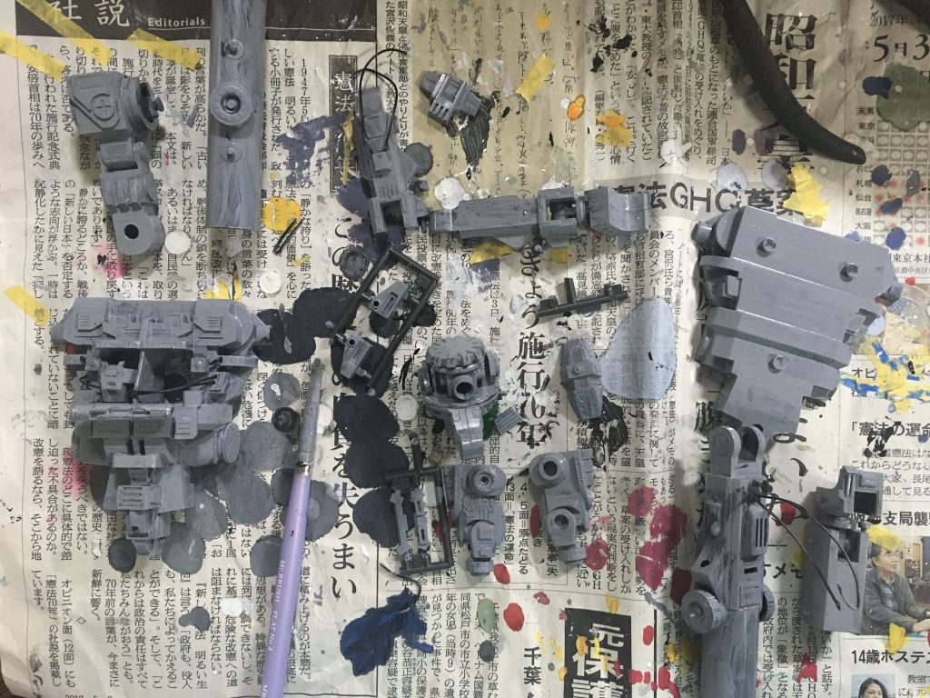 塗装の様子その2。
メカの部分はニュートラルグレーで塗装しました。
時間があればスミ入れもしたかったですね。