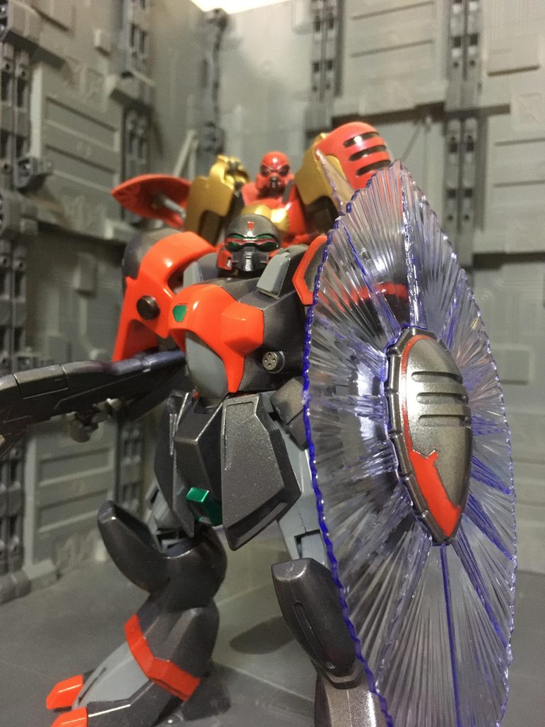 ビームシールドとビームサーベルがクリアパーツでお財布にも優しいゾリ様

可動は…