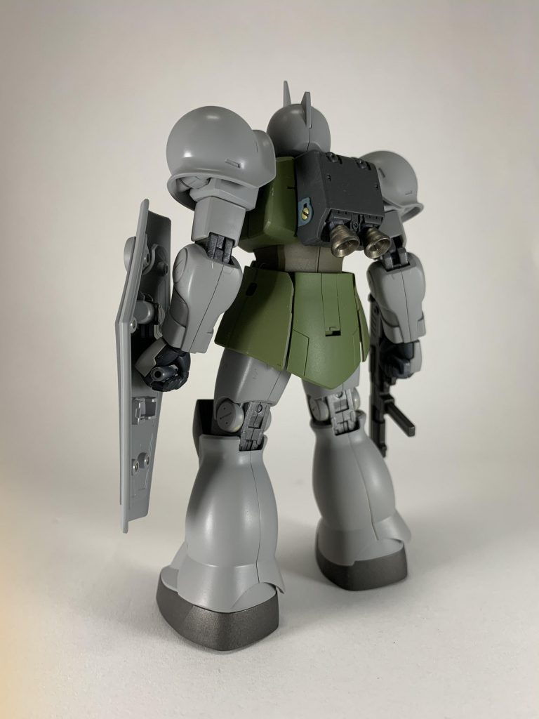 バックショットバックパックは敢えて余っていたオリジン版のザクⅡのバックパックを使用。動力パイプの穴はプラ棒で埋め、筋彫りしてボルトみたいにしました。