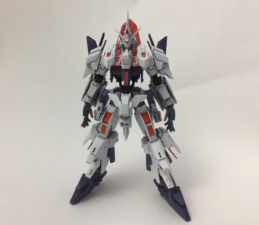 真正面。今回バルバトスのバックパックを加工して胸部パーツにしました。サイコフレーム感を出したかったので、赤のレジンで正方形の所を埋めて見たのですが、あまり綺麗に出来ませんでした😅