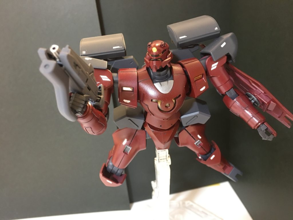 キットの成形色だと劇中のアロウズカラーとかけ離れていたので全塗装しています。