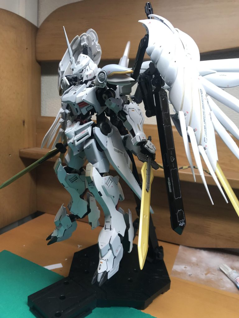 机が汚くてすいません、、( ̄∇ ̄)
武装はバエルソード×2、高硬度ロングソード×2(ウイングバインダーに収納)高硬度ワイヤーブレード×2、ソードメイス×1、計7本の無理やりセブンソードwww
67番目の悪魔はユニコーンの姿という事で一本角。顎のアーマーと象徴的な二本のアンテナは小顔感を出す為撤去しました。
