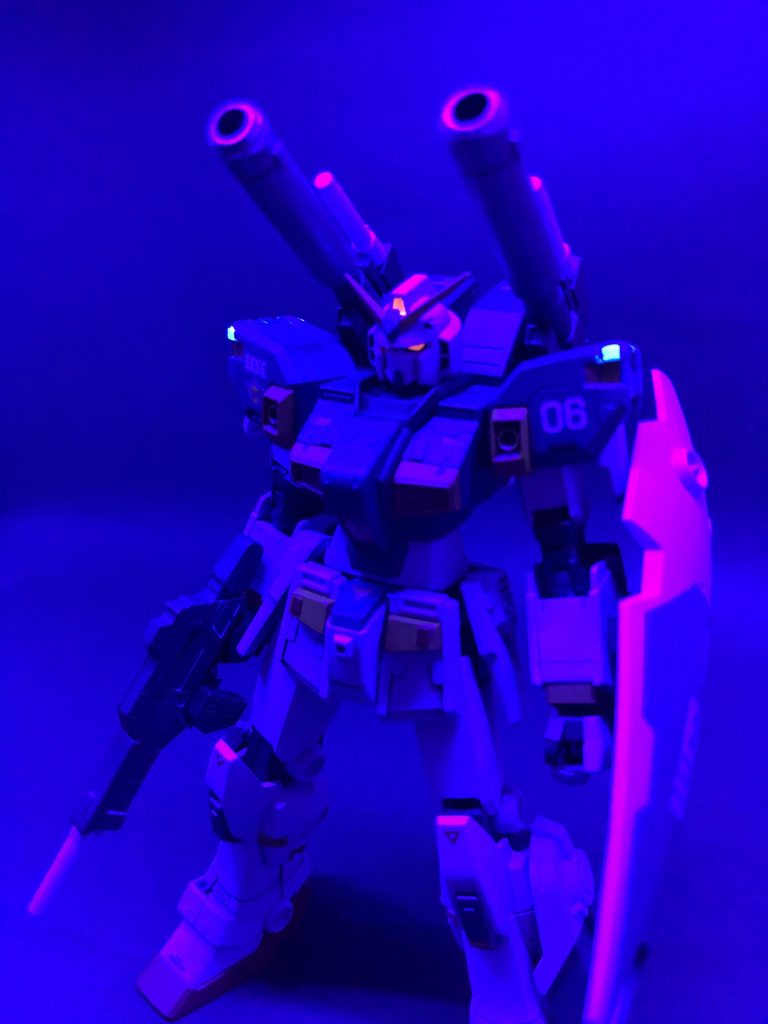 正面(ブラックライト)
カメラアイが怪しく光って不気味な感じに(´∀`)