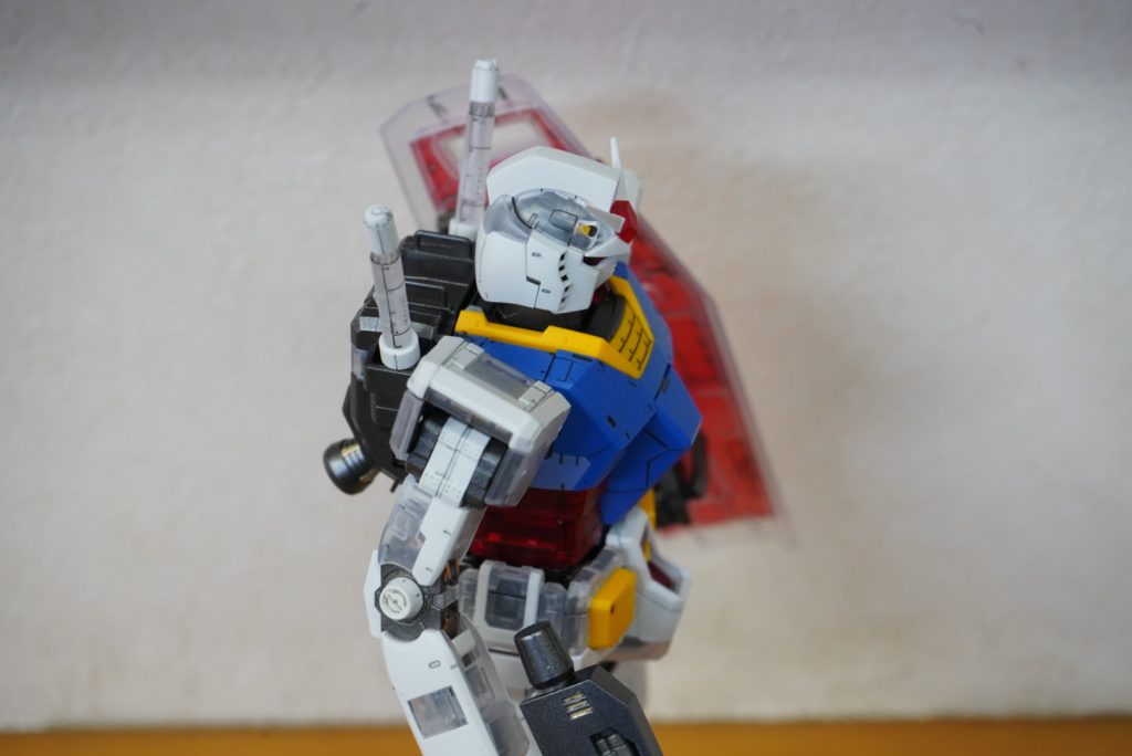 フレームやビームライフル、バックパックはガンメタ(スプレー缶)で塗装しました。
頭部バルカンは、クリアパーツで内部が透けるため、銃口部以外をガンメタ塗装しました。