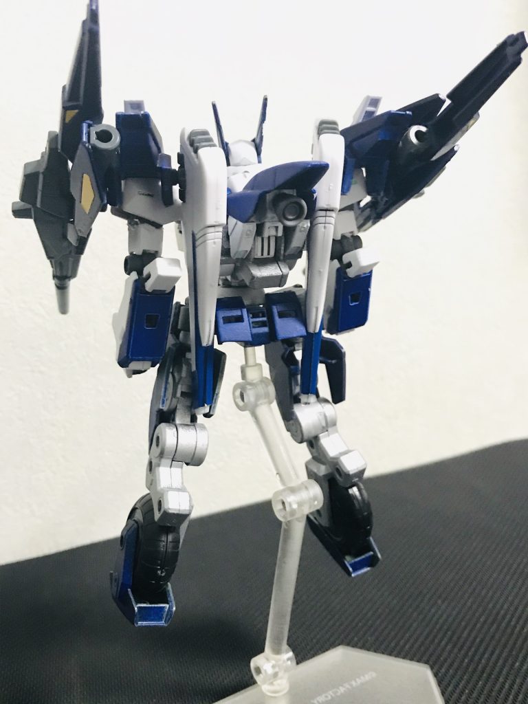 ターボユニット増設に伴い、重量が多少増して機動力の低下が見られた為、メインブースターを新造。ノズルは小型になったが出力は上がり、肩部のバインダー内に2基の小型ブースターにより前回より加速力は大幅に上昇した。
(と言う事にしておいてください)