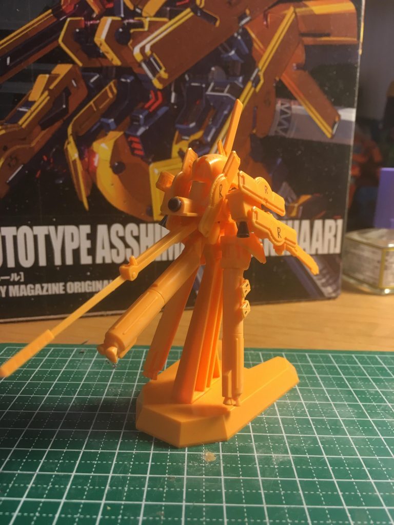 肩や背中に付いているバーニアは市販パーツに置き換えてあります。