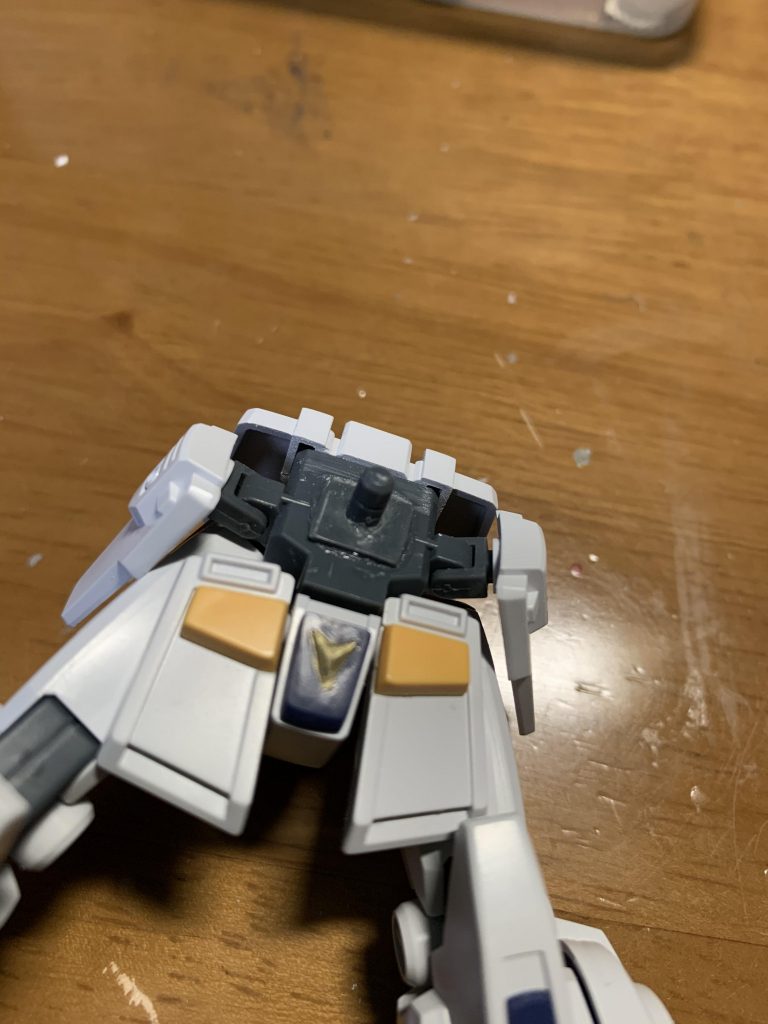 少し工夫部分ランナータグをカットし、表面をヤスって穴を開けて腰の部分にこうする事で腰のフンドシ部分に干渉して回りにくかった腰がスムーズに回せるようになります。ランナータグの文字を削り落とすのと同時に好みの厚さにヤスることで外見からも目立たなくなります。