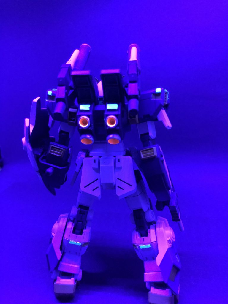 バックショット(ブラックライト)
写真では伝わりにくいですが、バーニアも光ってます。