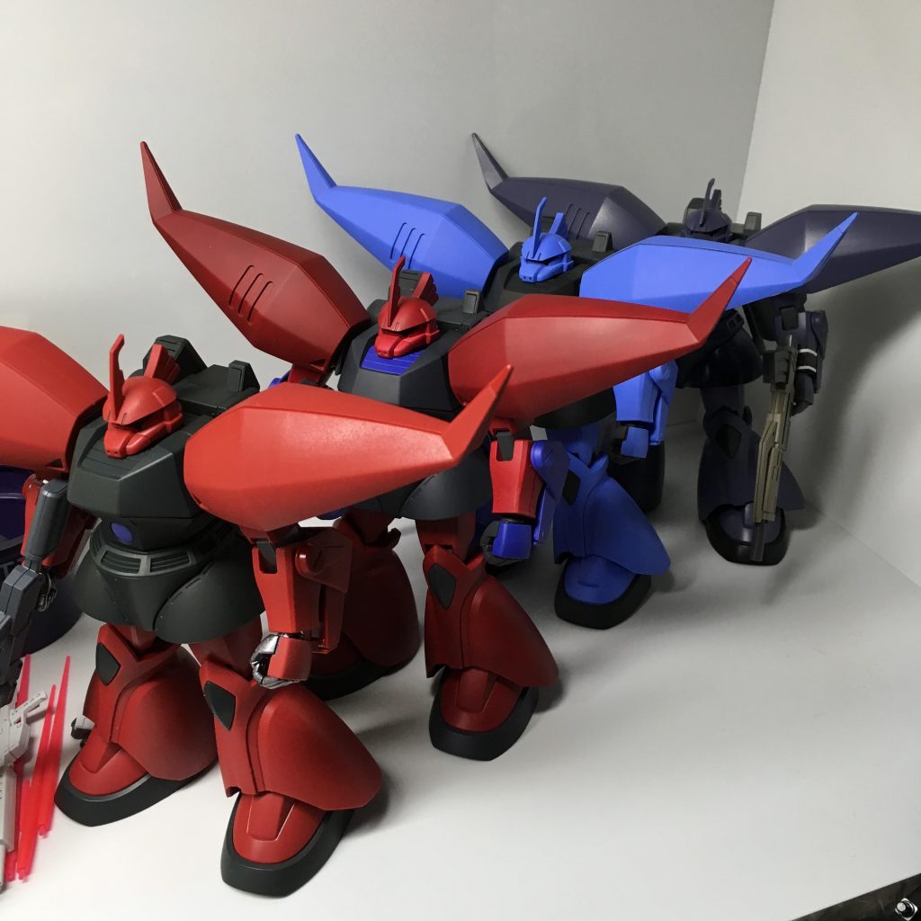 リゲルグ、けっこう増えてきました(もう一体素組みのがありましたがどこかへいってしまいました...)
この肩幅なもんで写真が撮りづらい...