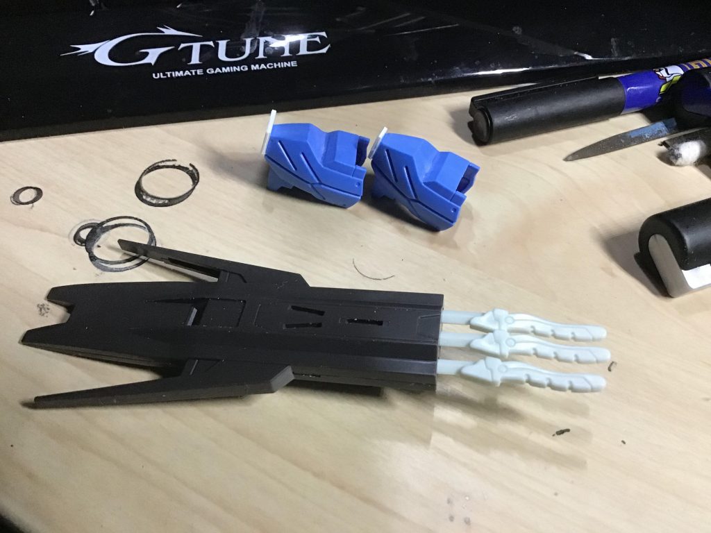 肩部は1ミリプラ板でちょっとだけ盛ってます。刀は、サイドアーマー内部の干渉する部分を多少削ってやれば簡単に入りましたw