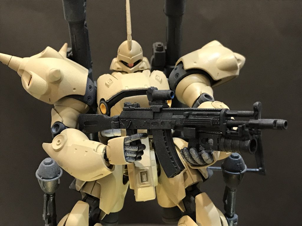 モノアイはピンバイスで穴を開けたところにHアイズのピンクを接着しました。モノアイをHアイズや100円ショップのジュエリーシールにすると愛着が増します笑