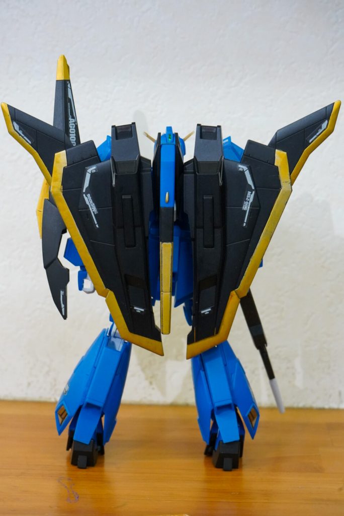 フライングアーマーの縁は筆塗りで、ムラがあります。塗料は100均のポスカに、タミヤのアクリル溶剤を加えた塗ってます。