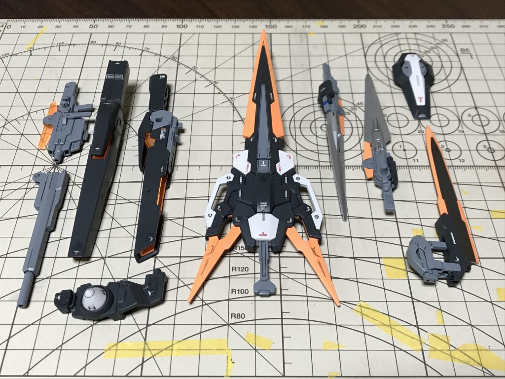 武装一覧画像
HJさんの過去のおまけか何かのGNソード?が手元にあったので流用しました。
他はセラビィーのバズーカ、ケルディムのピストル?、オーダイバーのソードになります。