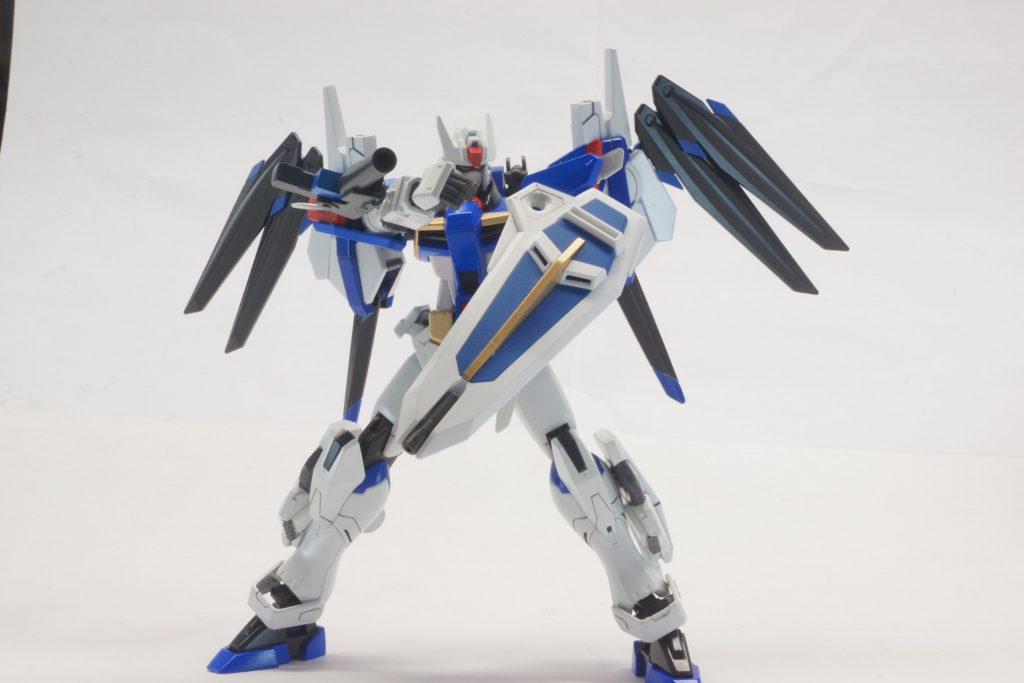 グレネードランチャー
腕部のマウントラッチに接続された実体弾兵器。主に二刀流で戦う(=両手が塞がる)ため、この場所に装備されている。様々な弾頭を扱うことができ、連射性も高い。