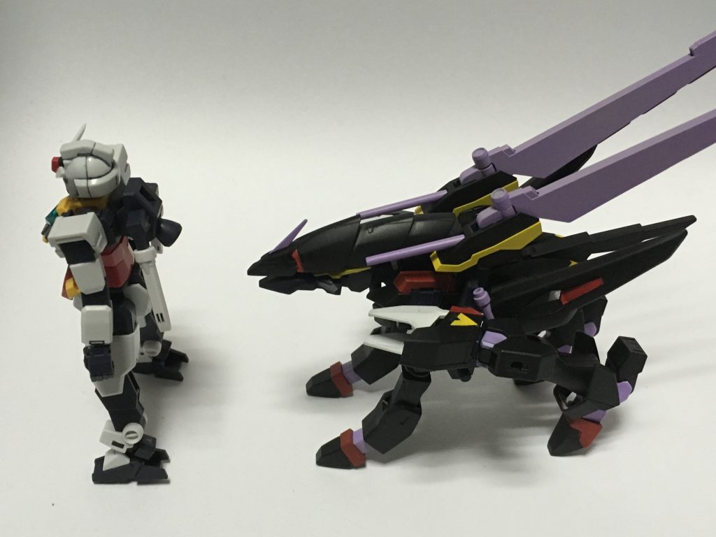 側面から。
特徴的な頭部、四肢、尻尾が見えるのでバクゥらしさが出ていると思います。