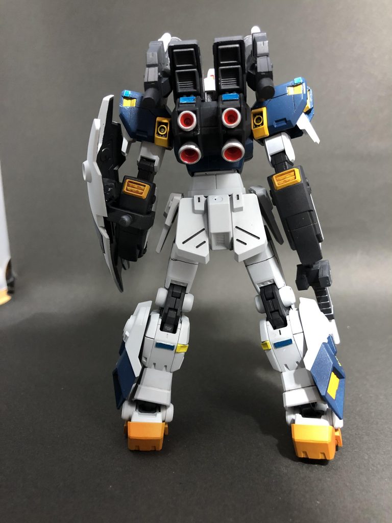 バックショット
バーニアはシルバー&蛍光クリアレッド
バトオペ風なので肩とバックパックと脹脛(?)にはプラ板でランプを追加