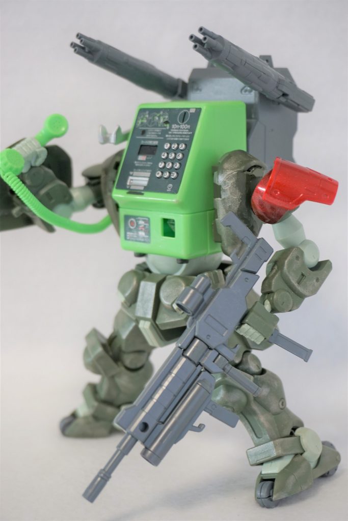 背中の武装は色々なものに換装できます。こちらのマシンガンはHGロトに附属していたもの。