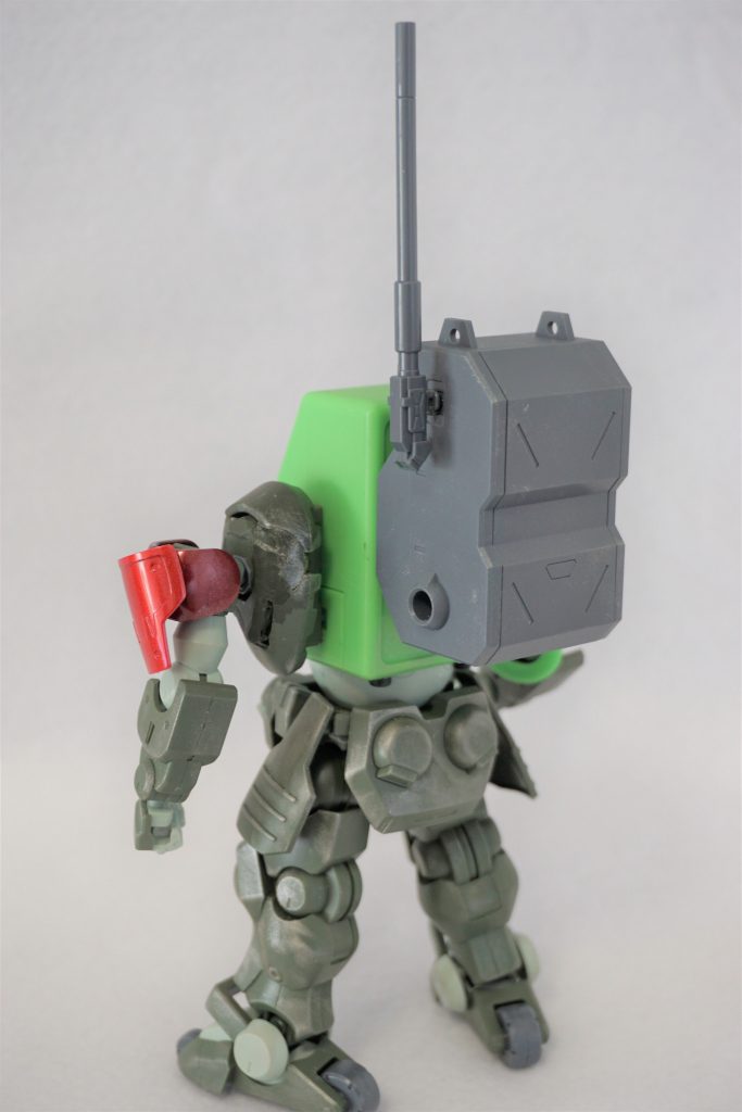 バックパックについているのは砲台ですが、あえて立てて通信兵っぽくしてます。