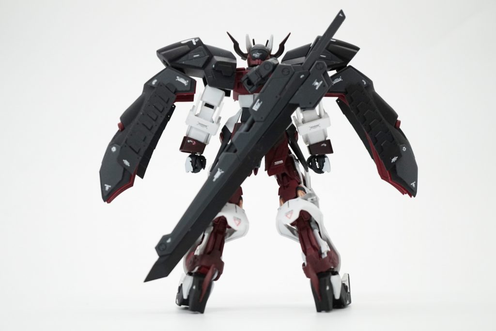 武器は刀一本！折れたらおしまい！
ビームサーベル持たせようかライフル背負わせようか色々試したけど、やっぱり潔さを求めて刀のみにしました。