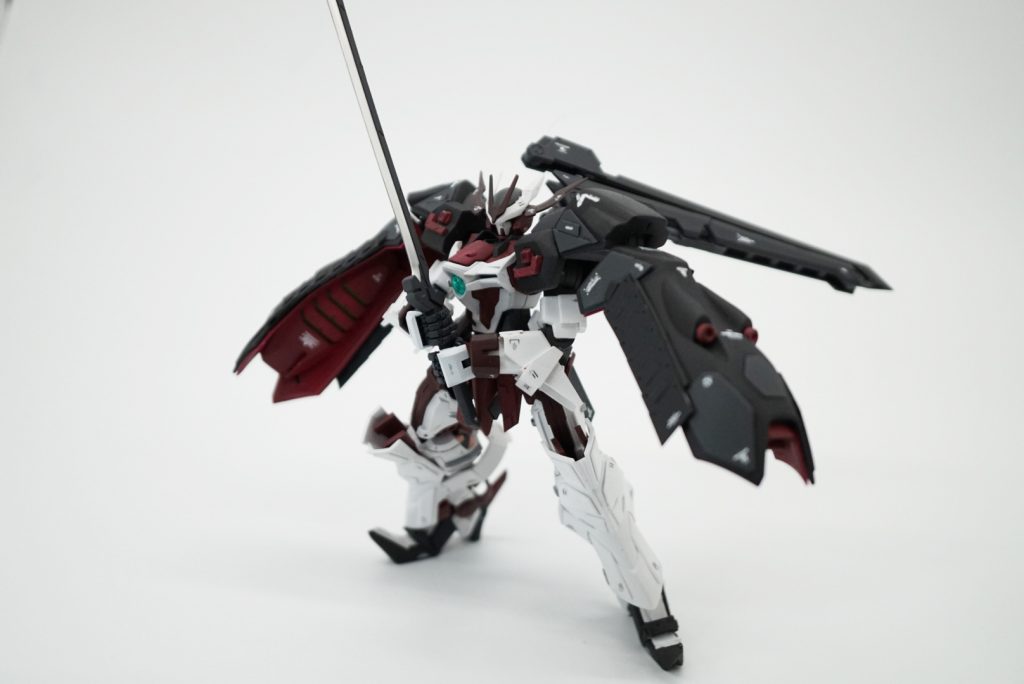 もともと肩のジョイントが微妙に合わず可動域が狭いので、両手持ちがきびしい。
崩壊直前になんとか持たせることができたワンシーン。
極め手だからできたポーズですね。極め手すごい！