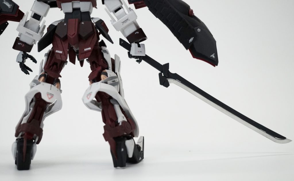 リアスカート部分は延長拡大してます。脚装甲の裏側はそのままですが、いいですよねこの形状……なんて罪深いパーツなんだ……