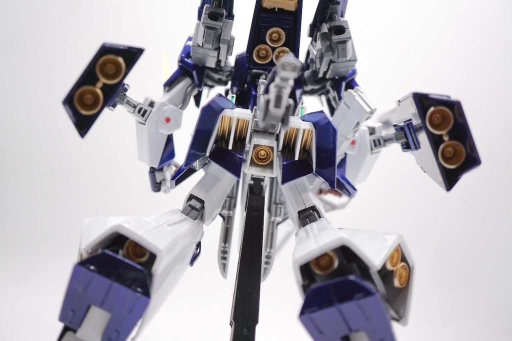 そのままでは一般人には扱えない強力な機動力を持つというギャプランだけあって後方から見ると推進器の塊のよう。