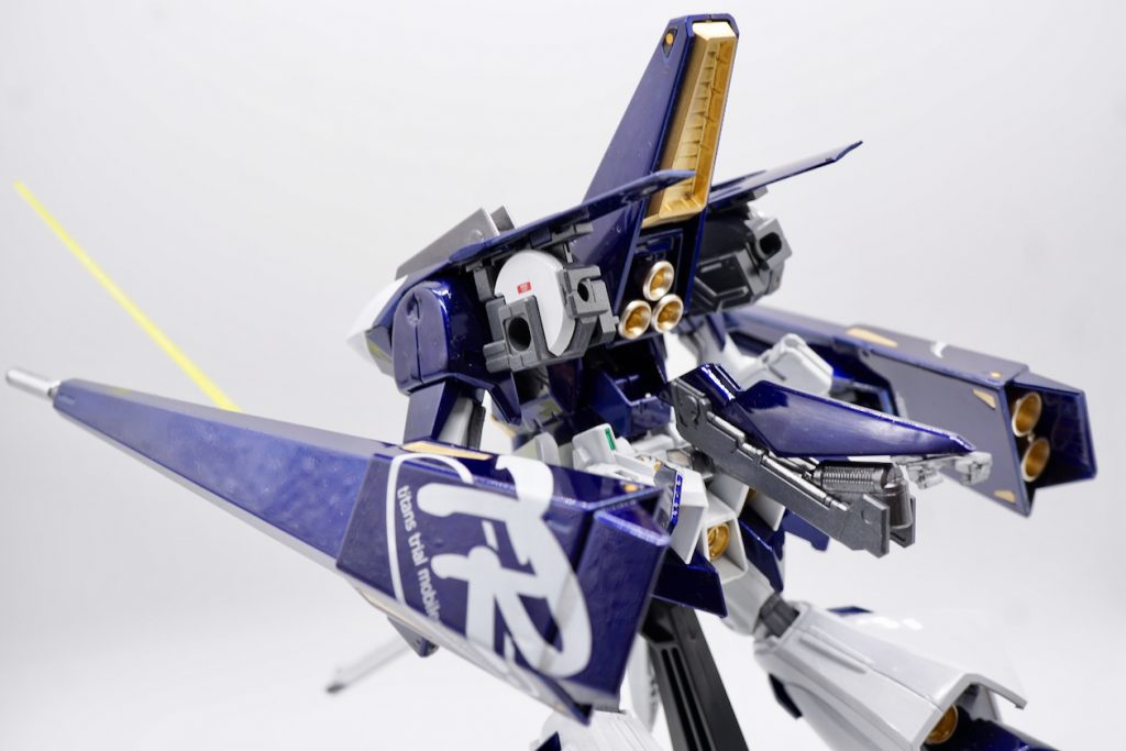 ポーズによってはMS形態のままでも戦闘機のようなフォルム。