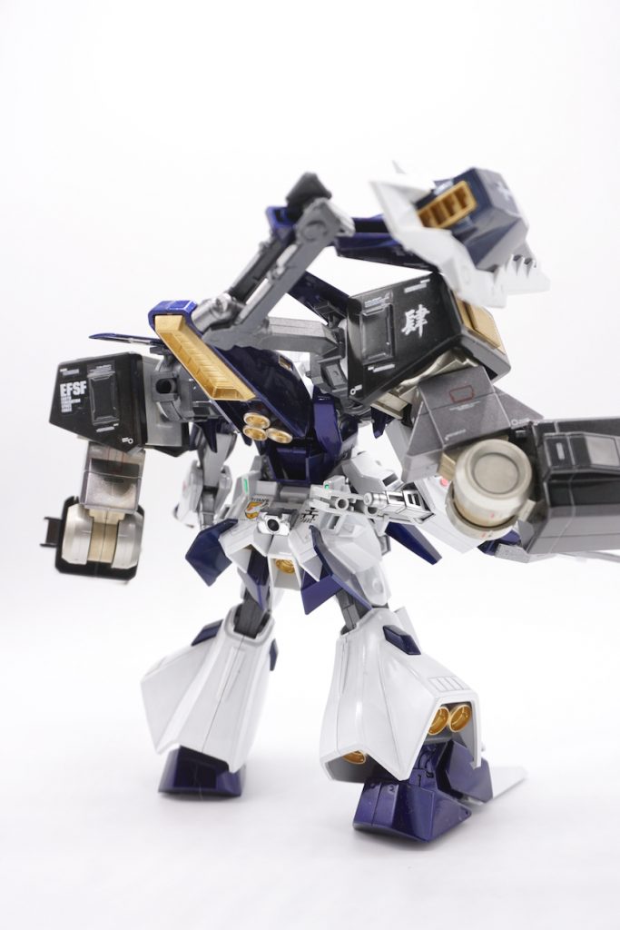 サイコガンダムの腕部は両肩のフルドドパーツを介して無改造で装着可能。ただ若干差し込む穴が大きいのと巨大な腕の重さで結構ゆるゆるなのでこのまま飾る場合は補強が必要かも。