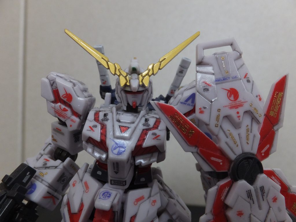 肩部分のデカールはサイコフレーム割れの部分に合わせてカットしました