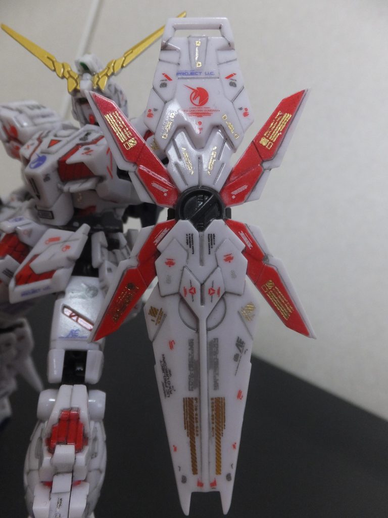 シールドはサイコフレームの雰囲気に合わせてメッキデカールを多用しています