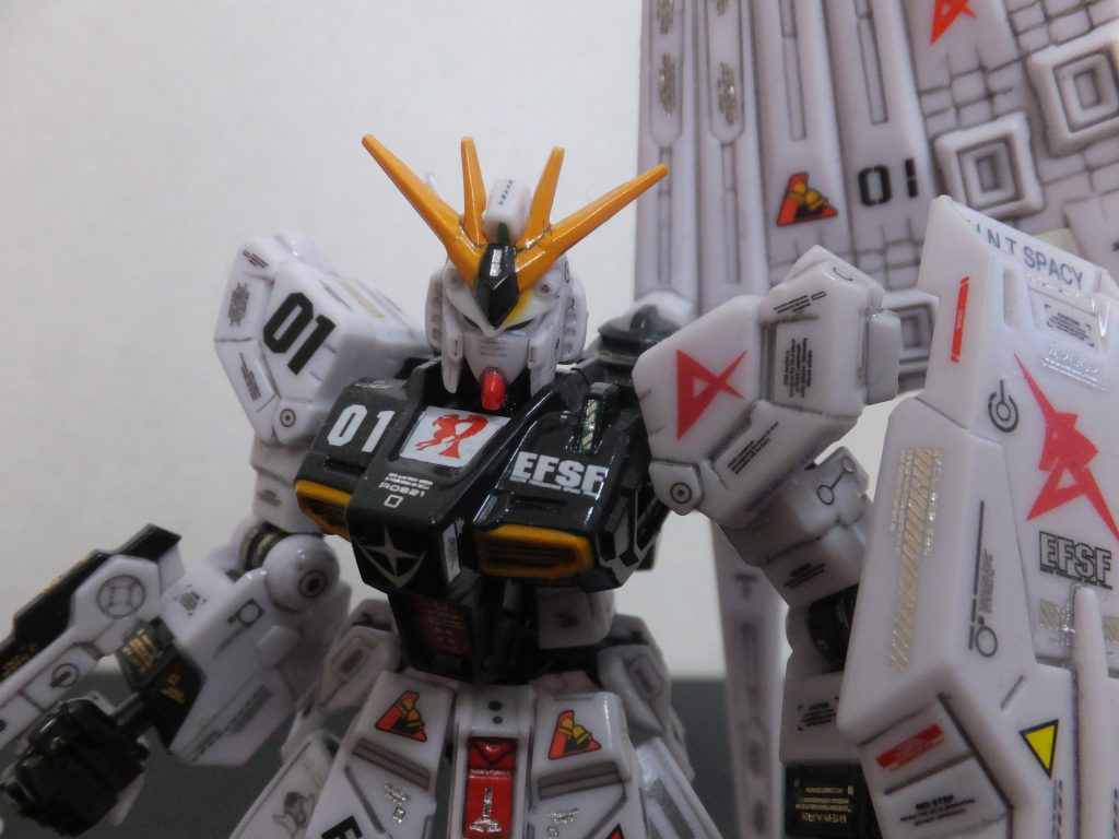 まるで「耳なし芳一」のようにデカールを貼りまくってます（笑）