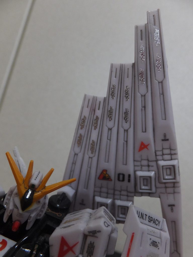 白色一色のフィンファンネルですが墨入れとデカールで中々の仕上がりに